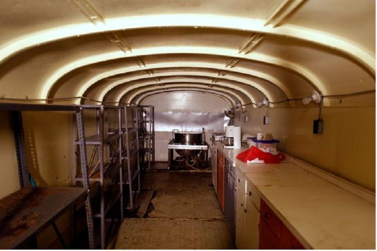 Beginilah suasana dapur di dalam bunker Ark Two hasil karya Bruce Beach (83).