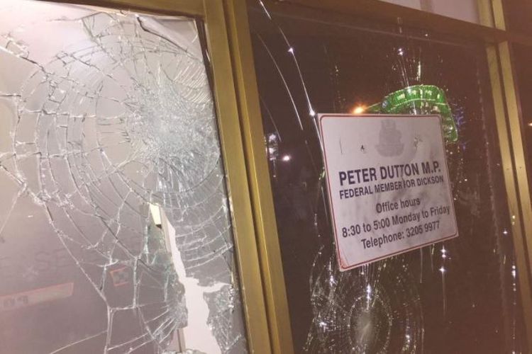 Kantor calon Perdana Menteri Australia Peter Dutton di Stathpine, Queensland, dilempari batu oleh orang tak dikenal pada Jumat (24/8/2018) dini hari. (ABC News/ Stuart Bryce)