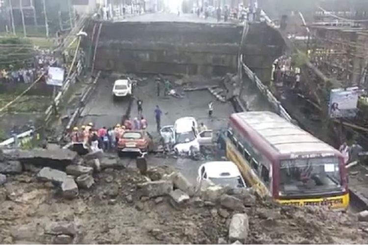 Beginilah kondisi di lokasi ambruknya sebuah jembatan di kota Kolkata, India, Selasa (4/9/2018).