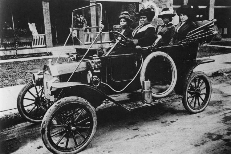 Madam C.J. Walker duduk di kursi pengemudi pada1911. (NY Public Library via Timeline)