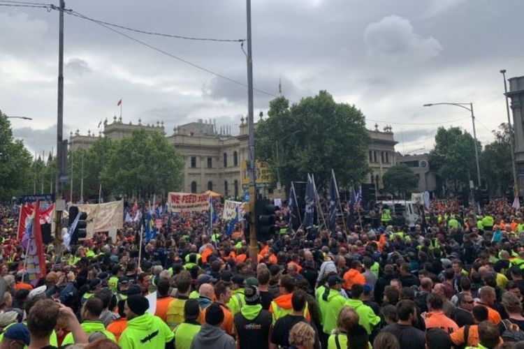 Sekitar 150 ribu orang dari berbagai elemen Serikat Buruh pada Selasa (23/10/2018) turun ke jalan di Kota Melbourne, Australia, menuntut kenaikan gaji. (ABC News/Nathan Stitt)