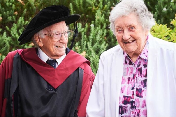 David Bottomley, berfoto bersama istrinya Anne, merupakan orang tertua yang wisuda S3 di Australia. Dia meraih gelar doktor pada usia 94 tahun di Curtin University.