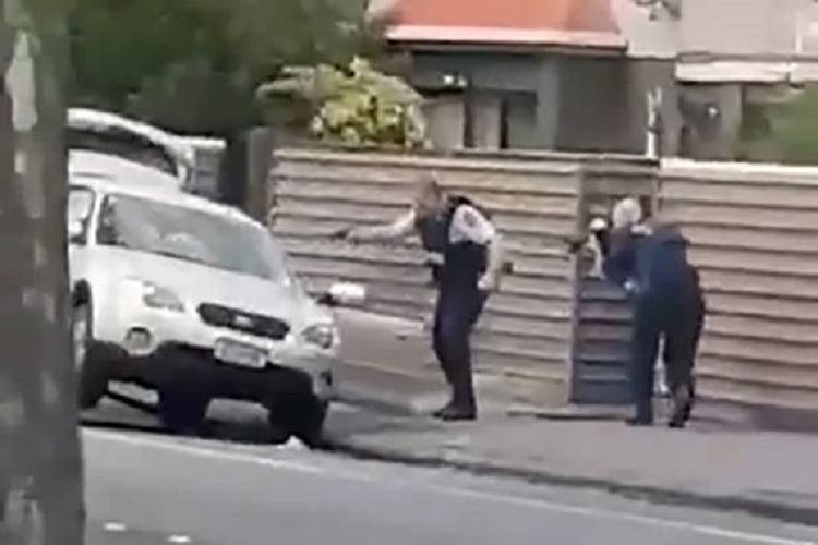 Inilah video amatir yang memperlihatkan dua orang polisi dengan senjata teracung menuju ke arah mobil Brenton Tarrant. Teroris penyerang Masjid Al Noor dan Linwood di Christchurch, Selandia Baru, yang menewaskan 49 orang.