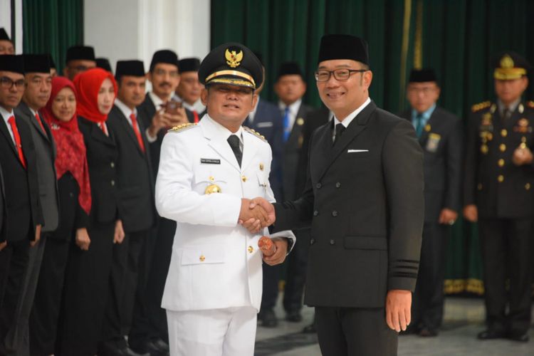 Gubernur Jawa Barat Ridwan Kamil saat melantik Eka Supria Atmaja sebagai Bupati Bekasi definitif menggantikan Neneng Hasanah Yasin di Gedung Sate, Jalan Diponegoro, Rabu (12/6/2019). 