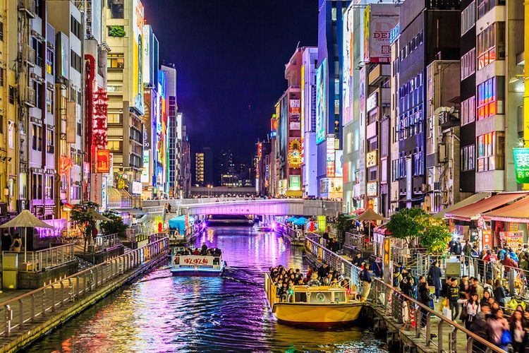 Suasana malam hari di Dotonbori, Kota Osaka, Jepang. Terkenal dengan wisata tur perahu di kanal Dotonbori.