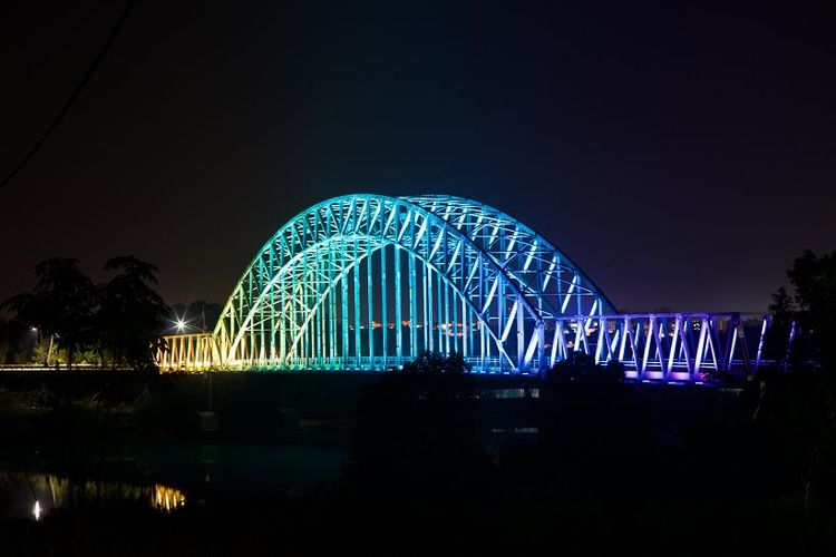 Jembatan Sei Carang di Tanjungpinang, Riau, diterangi menggunakan sistem Interact Landmark Signify untuk menciptakan pencahayaan dinamis. 