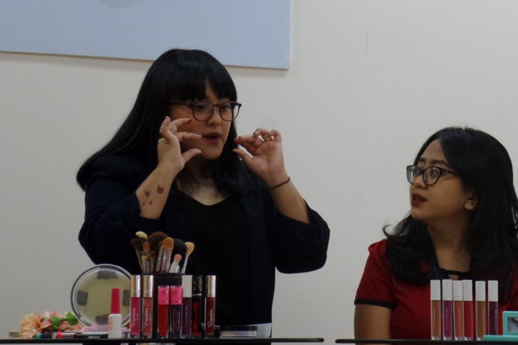Makeup Artist Lizzie Parra saat mengunjungi kantor Kompasiana di Palmerah Barat, Jakarta, Selasa (2/10/2018).