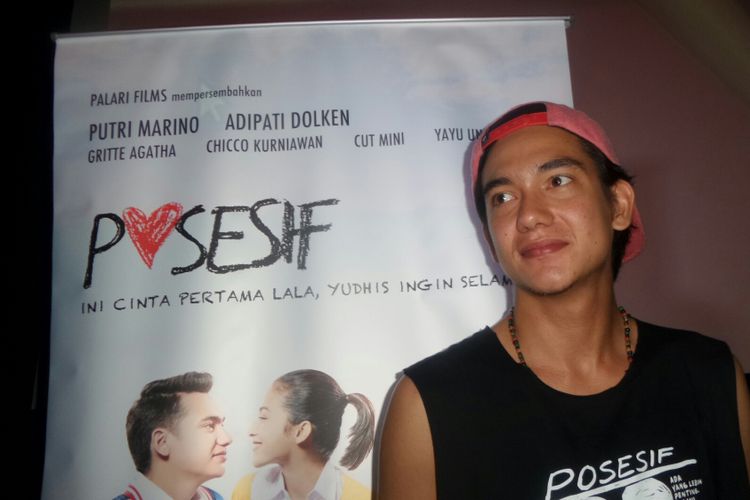 Artis peran Adipati Dolken saat diabadikan dalam press screening film Posesif di XXI Plaza Indonesia, Jakarta Pusat, Kamis (12/10/2017).