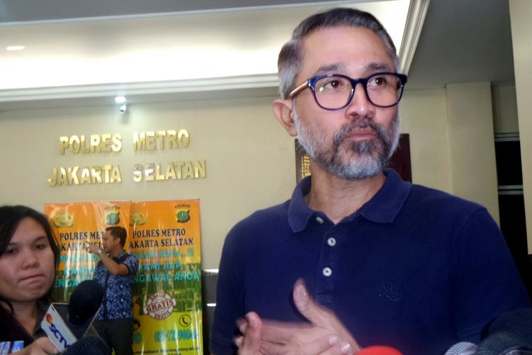Artis peran Lukman Sardi usai menjenguk Tora Sudiro di Polres Metro Jakarta Selatan, Jumat (4/8/2017).