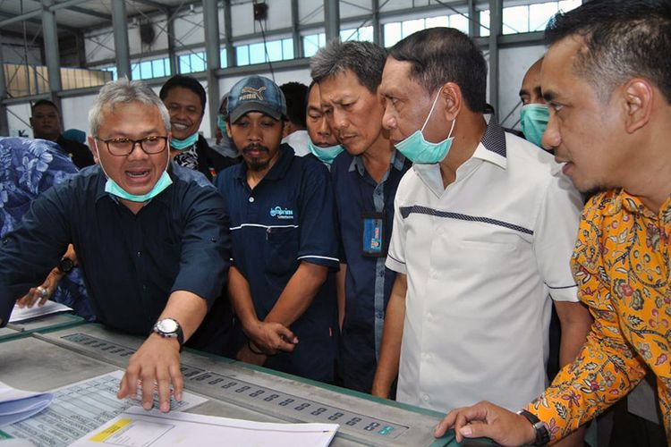 Ketua Komisi Pemilihan Umum (KPU) Arief Budiman (kiri) saat melihat langsung proses pencetakan surat suara di PT Temprina Media Grafika, Minggu (20/1/2019).
