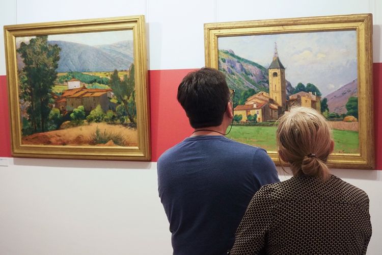 Pengunjung melihat lukisan berjudul Le clocher de Ria di museum yang didedikasikan untuk seniman Perancis, Etienne Terrus di Elne, 28 April 2018. Ditemukan hingga 60 persen karya yang dipamerkan di museum tersebut telah dipalsukan.