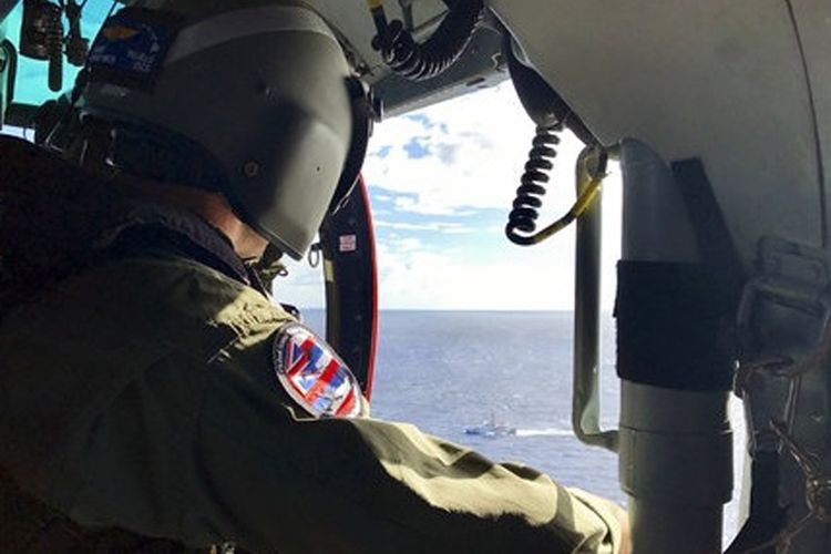Aparat penjaga pantai AS menyusuri wilayah laut di Hawaii untuk mencari lima awak Black Hawk yang mengalami kecelakaan pada 15 Agustus 2017.