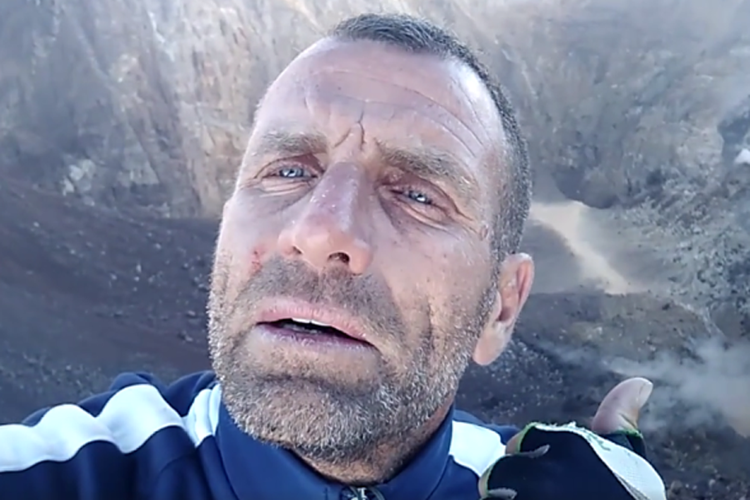 Pria asal Perancis Karl Kaddouri mengabaikan larangan mendekati Gunung Agung, naik ke dekat kawah dan mengunggah videonya ke medsos.

