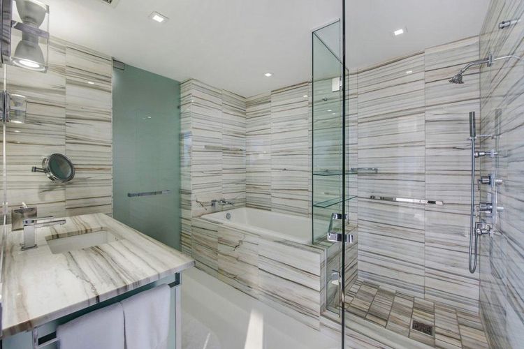 Kamar mandi di kondominium Zaha Hadid yang dipenuhi dengan ubin marmer