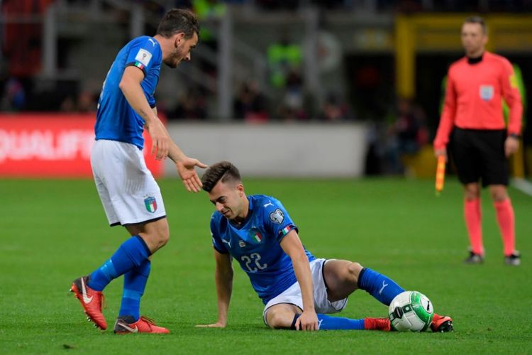 Dua pemain timnas Italia, Alessandro Florenzi dan Stephan El Shaarawy, tampak kecewa dengan kegagalan timnya menembus pertahanan Swedia pada partai play-off Piala Dunia 2018 di San Siro, Senin (13/11/2017). 