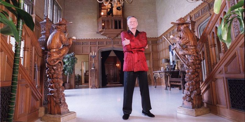 Almarhum pendiri Playboy Hugh Hefner di Playboy Mansion.