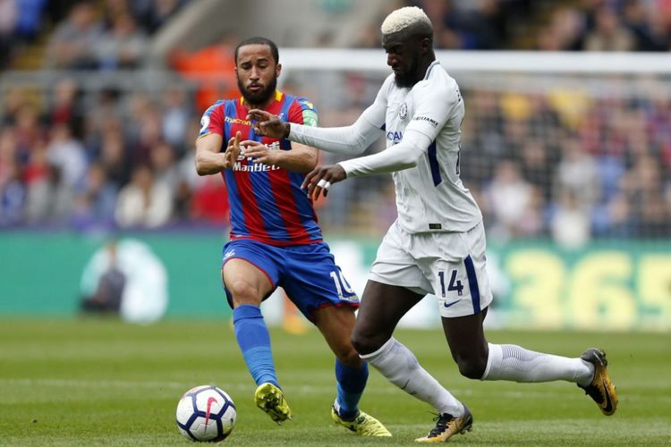 Andros Townsend membayang-bayangi Tiemoue Bakayoko saat Crystal Palace berhadapan dengan Chelsea di Selhurst Park, Sabtu (14/10/2017).