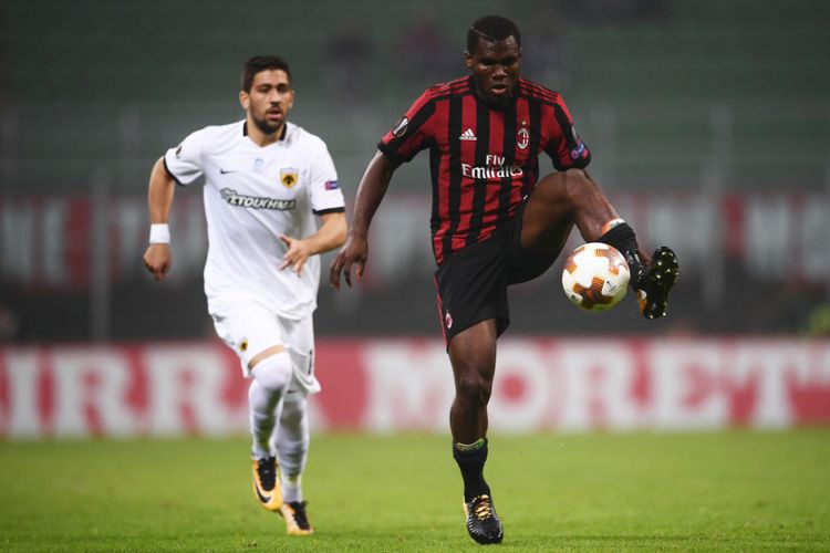 Gelandang AC Milan, Franck Kessie, mencoba melindungi bola dari kejaran pemain AEK Athena dalam pertandingan Liga Europa di San Siro, Kamis (19/10/2017).