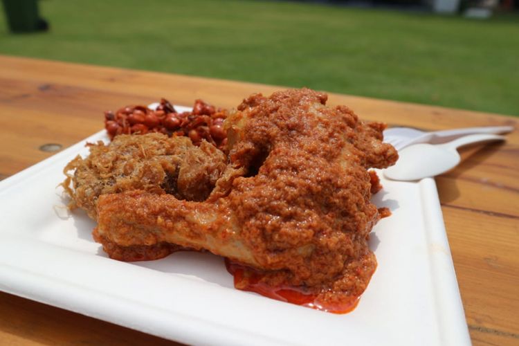 Rendang Ayam, salah satu menu Sinar Pagi Nasi Padang di acara Streat, Singapore Food Festival 2018 di Empress Lawn atau di depan Victoria Memorial Hall, Singapura, Sabtu (14/7/2018). 