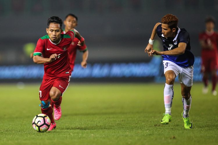 Pemain timnas Indonesia Andik Vermansyah membawa bola dengan dijaga pemain timnas Kamboja di Stadion Patriot Candrabaga, Bekasi, Jawa Barat, Rabu (4/10/2017). Timnas Indonesia menang 3-1 melawan Timnas Kamboja.