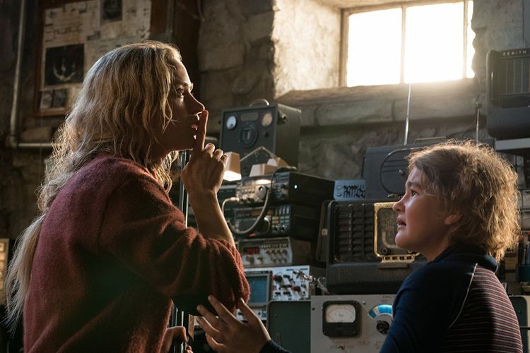 Emily Blunt dan Millicent Simmonds berakting dalam A Quiet Place (2018).