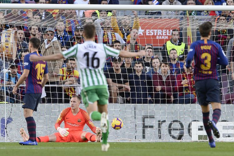 Marc-Andre Ter Stegen tampak kecewa seusai kemasukan pada laga Barcelona vs Real Betis di Stadion Camp Nou dalam lanjutan La Liga Spanyol, 11 November 2018.  