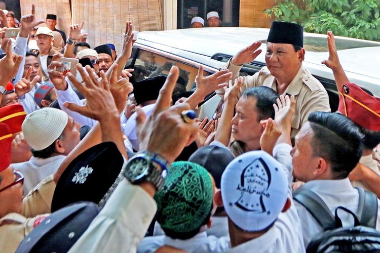 Calon Presiden nomor urut 02 Prabowo Subianto menyapa pendukungnya saat berkunjung di Pondok Pesantren Syalafiah Syafiiyah Sukorejo, Situbondo, Jawa Timur, Senin (25/2/2019). Kunjungan Prabowo ke Situbondo tersebut, selain berziarah ke makam Tokoh Pahlawan dan Inspirator kelahiran Nahdlatul Ulama RKH Asad Syamsul Arifin, juga bersilaturahmi dengan keluarga besar Pondok Pesantren Syalafiah Syafiiyah. ANTARA FOTO/Budi Candra Setya/ama.