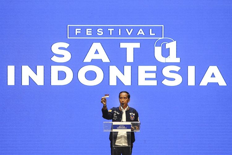 Calon Presiden nomor urut 01 Joko Widodo menyampaikan sambutan saat menghadiri Festival Satu Indonesia di Istora Senayan, Jakarta, Minggu (10/3/2019). Festival Satu Indonesia digelar untuk memberikan pengalaman baru bagi anak muda mengenai kampanye yang positif, kreatif dan menyenangkan. ANTARA FOTO/Dhemas Reviyanto/foc. *** Local Caption *** 
