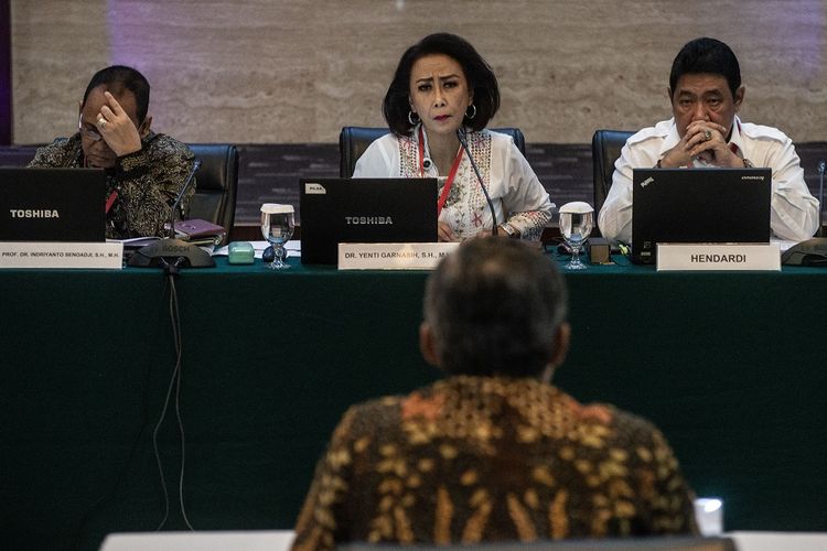 Ketua Pansel Capim KPK Yenti Garnasih (tengah) didampingi anggota pansel memimpin tes wawancara dan uji publik Calon Pimpinan Komisi Pemberantasan Korupsi (Capim KPK) periode 2019-2023 di Kementerian Sekretariat Negara, Jakarta, Selasa (27/8/2019). Sebanyak 20 orang capim KPK mengikuti tes tersebut. ANTARA FOTO/Aprillio Akbar/hp.