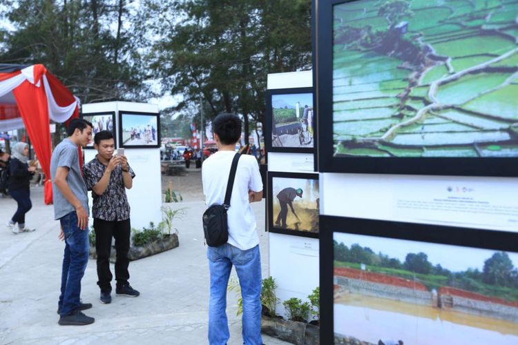 Pameran foto karya pemenang Lomba Foto Desa 2018 di Pantai Panjang Bengkulu, Jumat (17/8/2018) yang digelar Kementerian Desa, Pembangunan Daerah Tertinggal, dan Transmigrasi