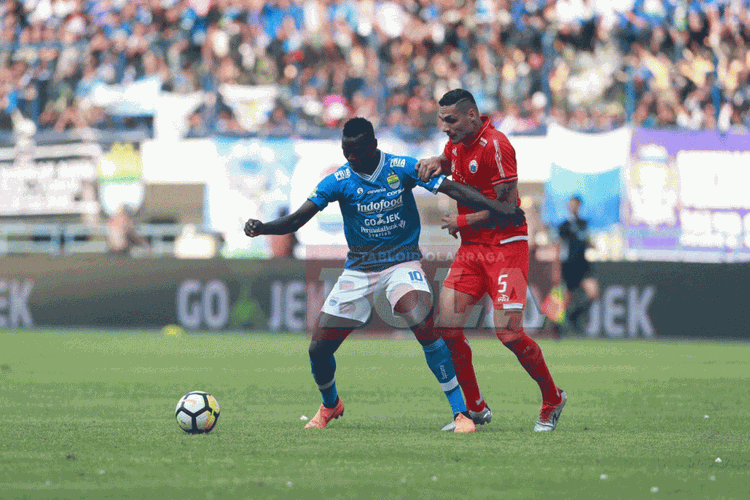 Ezechiel Ndouasel dan Jaimerson Xavier berduel pada pertandingan Persib Bandung vs Persija Jakarta dalam lanjutan Liga 1 di GBLA, 23 September 2018. 