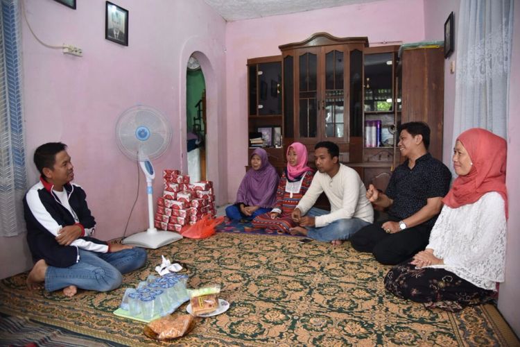 Dedi Mulyadi melayat ke rumah almarhumah Enok, guru yang tewas akibat dibegal, di Purwakarta, Rabu (28/3/2018).