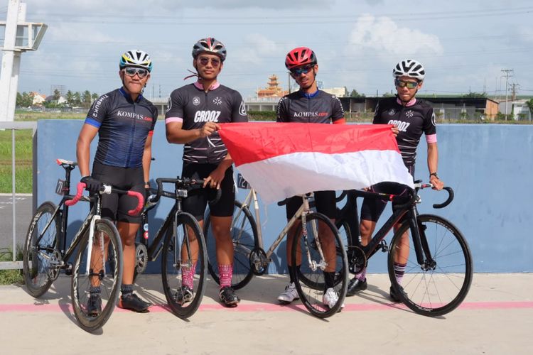 Pebalap Indonesia pada balapan sepeda Saigon Criterum di Ho Chi Minh, Vietnam, Senin (13/8/2018), Arvy Kheren Laurence dan Arga Budirahman.