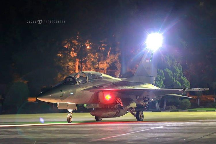 Salah satu pesawat Tempur TNI AU saat melakukan kegiatan terbang malam.