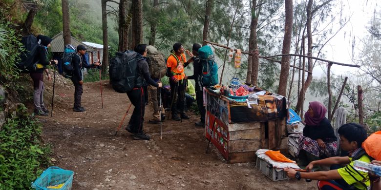 Suasana pendaki yang beristirahat di pos dua pendakian Gunung Semeru, Kabupaten Lumajang, Jawa Timur, Sabtu (7/4/2018).