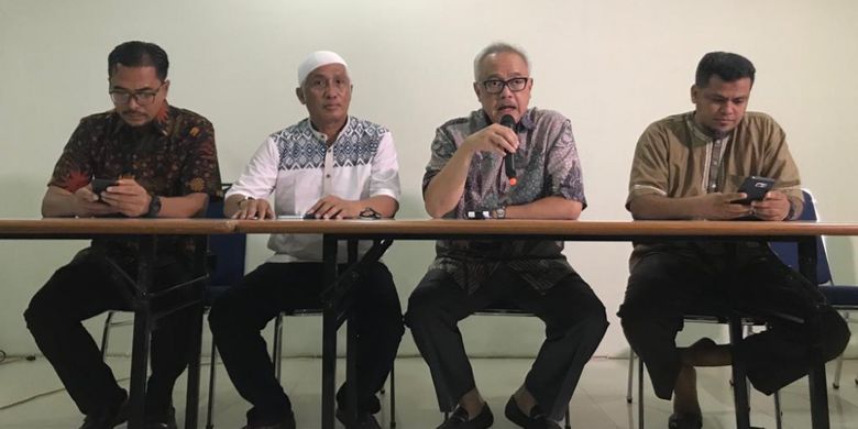 Kuasa hukum Abu Bakar Baasyir, Muhammad Mahendradatta (kedua dari kanan), di Kantor Law Office of Mahendradatta, di Jakarta Selatan, Senin (21/1/2019). 