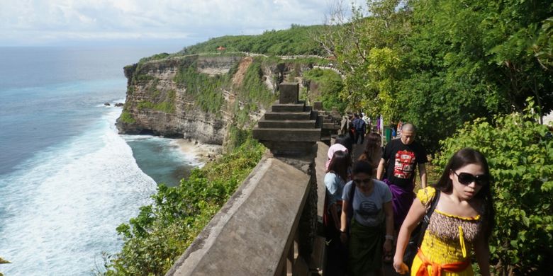 Di kawasan Uluwatu, wisatawan bisa nenyusuri pinggiran tebing batu yang indah
