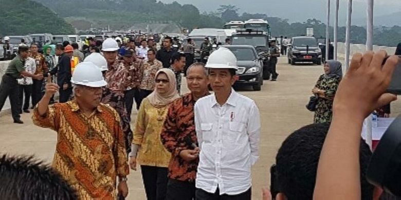 Presiden Joko Widodo didampingi Menteri PUPR Basuki Hadimuljono meninjau Jalan Tol Semarang-Solo ruas BAwen-Salatiga, Sabtu (8/4/2017).
