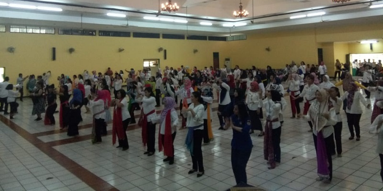 Ratusan karyawan Pemerintah Kota Semarang berlatih Tari Joged Semarangan di Taman Budaya Raden Saleh (TBRS) beberapa waktu lalu
