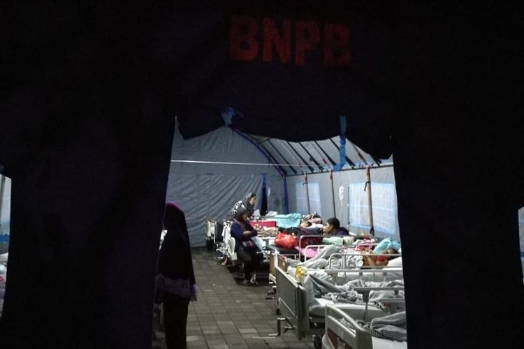 Takut kembali terjadi gempa, sejumlah pasien Rumah Sakit (RS) Sanglah di Bali memilih menginap di tenda yang disiapkan BPBD, Minggu (5/8/2018) malam. 