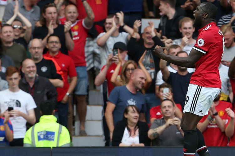 Romelu Lukaku merayakan gol pertama Manchester United ke gawang West Ham United pada pertandingan Premier League di Stadion Old Trafford, Minggu (13/8/2017). 