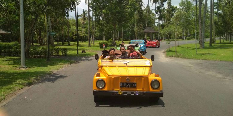 Mobil VW disediakan pengelola Candi Borobudur di Magelang, Jawa Tengah untuk wisatawan yang ingin berkeliling kawasan Borobudur. 