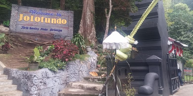 Pintu masuk area wisata Candi Jolotundo di Desa Seloliman, Kecamatan Trawas, Kabupaten Mojokerto, Jawa Timur. 