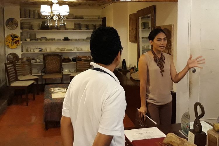 Raquel T Choa mendampingi pengunjung di Casa de Cocoa di Cebu, Filipina, Rabu (27/6/2018).