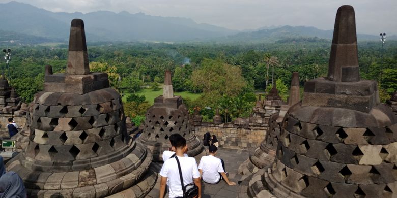 Candi Borobudur, Magelang, Jawa Tengah difoto tingkatan stupa ke dua, saat dipenuhi wisatawan di musim liburan sekolah, Sabtu (10/3/2018).