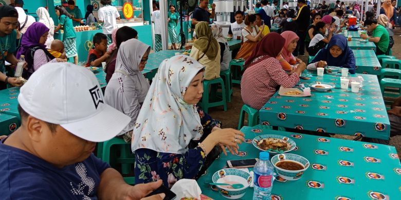 Suasana Festival Jajanan Bango 2018, di Park & Ride Thamrin 10, Jakarta, Sabtu (14/4/2018). Lebih dari 80 gerai kukiner otentik Nusantara dihadirkan dalam festival kuliner ini.