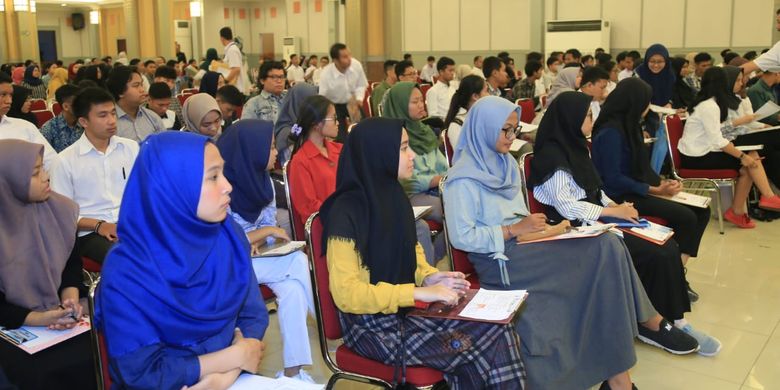 2.072 peserta ikuti ujian Tes Potensi Akademik (TPA) Penerimaan Mahasiswa Baru (PMB) Politeknik Ketenagakerjaan (Polteknaker) tahun ajaran 2019-2020 di ruang serbaguna kantor Kementerian Ketenagakerjaan (Kemanker), Jakarta, Senin (17/6/2019). 