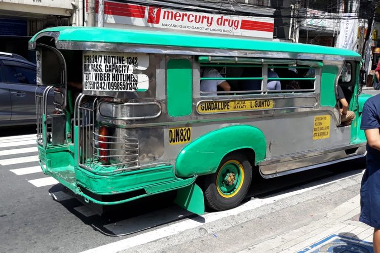 Jeepney, alat transportasi yang menjadi ikon Negara Filipina.