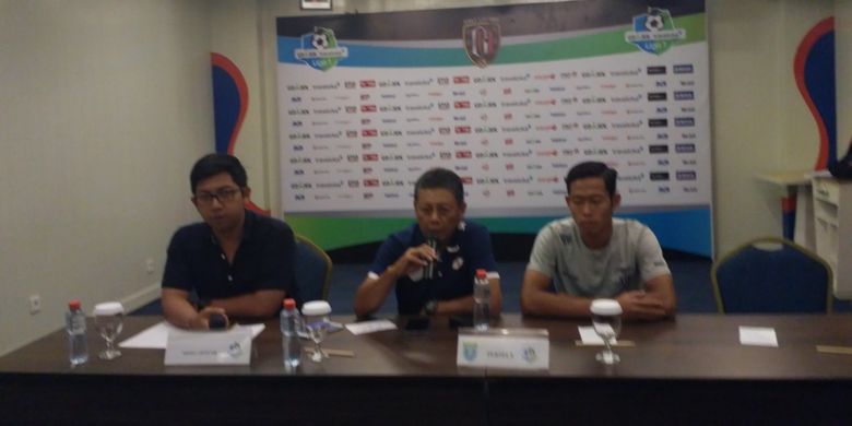 Pelatih Persela Lamongan Heri Kiswanto (tengah) saat mrnyampaikan persiapan timnya menghadapi Bali United, Sabtu (3/9/2017)