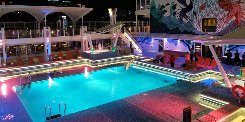 Suasana kolam renang pada malam hari di Kapal Pesiar World Dream, Sabtu (10/3/2018).